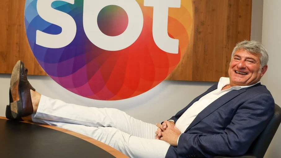 Com estreia de Cléber Machado, SBT vence Globo no Ibope