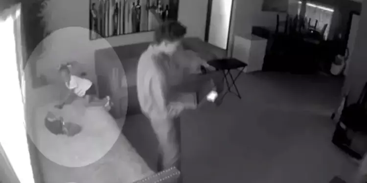 Criança atira na própria mão após encontrar arma no sofá de casa
