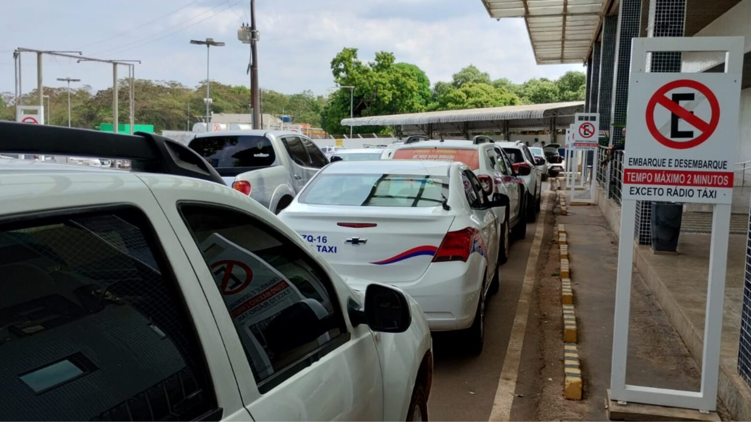 Taxistas em fila dupla causam transtorno no Aeroporto de Marabá