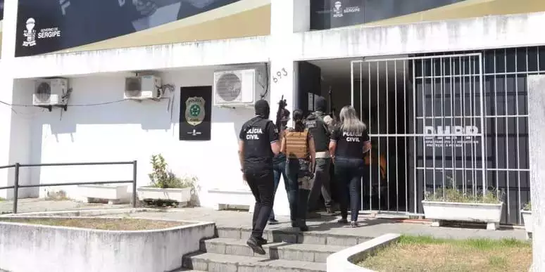 Mulher é presa por esconder corpo de homem na geladeira por 7 anos