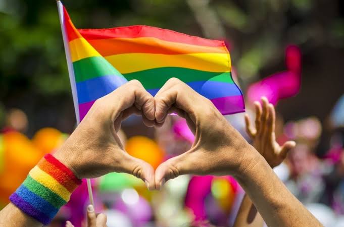 Entidades LGBTQIA+ criticam iniciativa contra união homoafetiva
