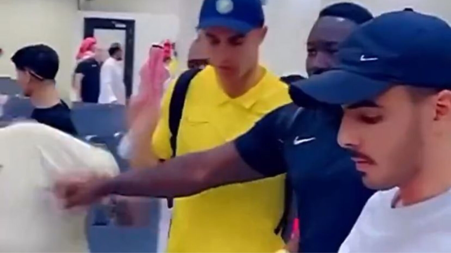 Vídeo: Cristiano Ronaldo empurra fã com força e viraliza na web