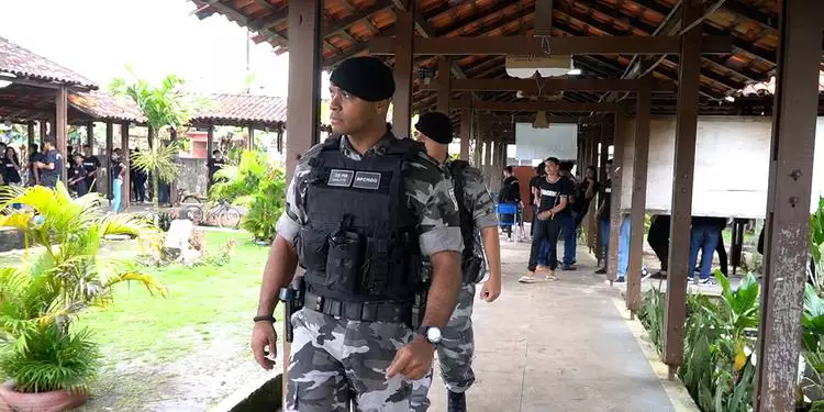 Criança de 8 anos pede para PM prender o pai que batia em sua mãe