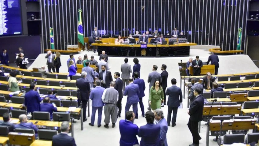 Câmara aprova 1º projeto da reforma eleitoral que afrouxa regras