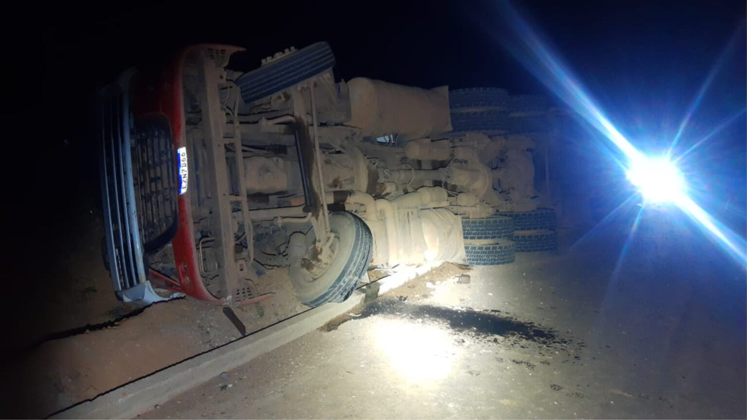 Caminhão tomba e mata motorista esmagado em Parauapebas