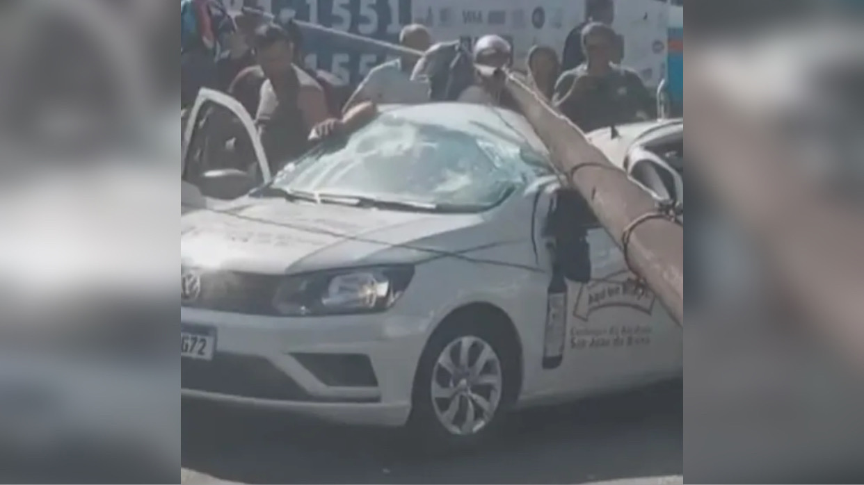 Poste esmaga carro após ser derrubado por guindaste no Pará
