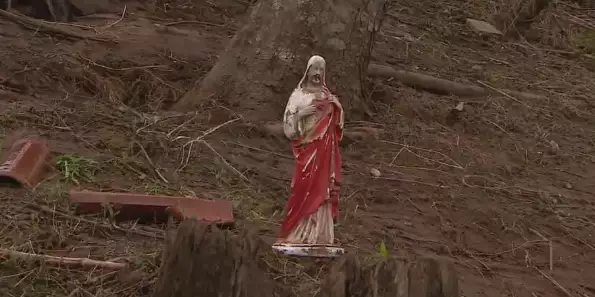 Imagem de Jesus é encontrada intacta entre escombros de ciclone no RS