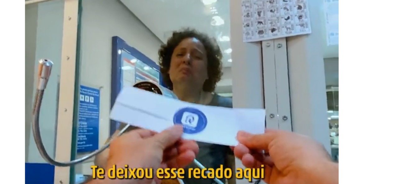 Desempregada, mulher é surpreendida ao ter boletos pagos; assista