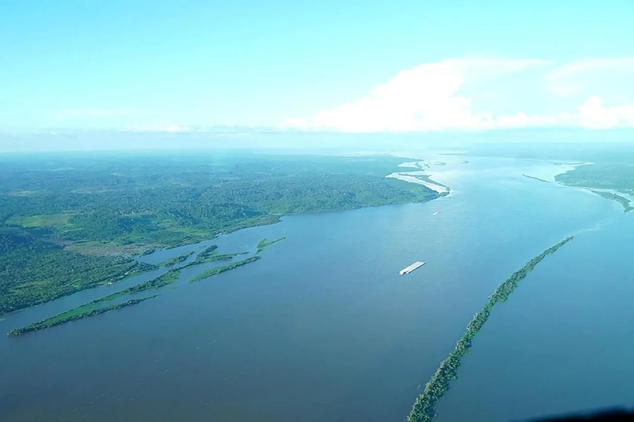 Barco naufraga com mais de 30 estudantes no oeste do Pará
