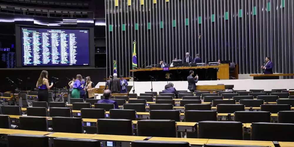 PEC para derrubar decisões do STF começa a tramitar na Câmara