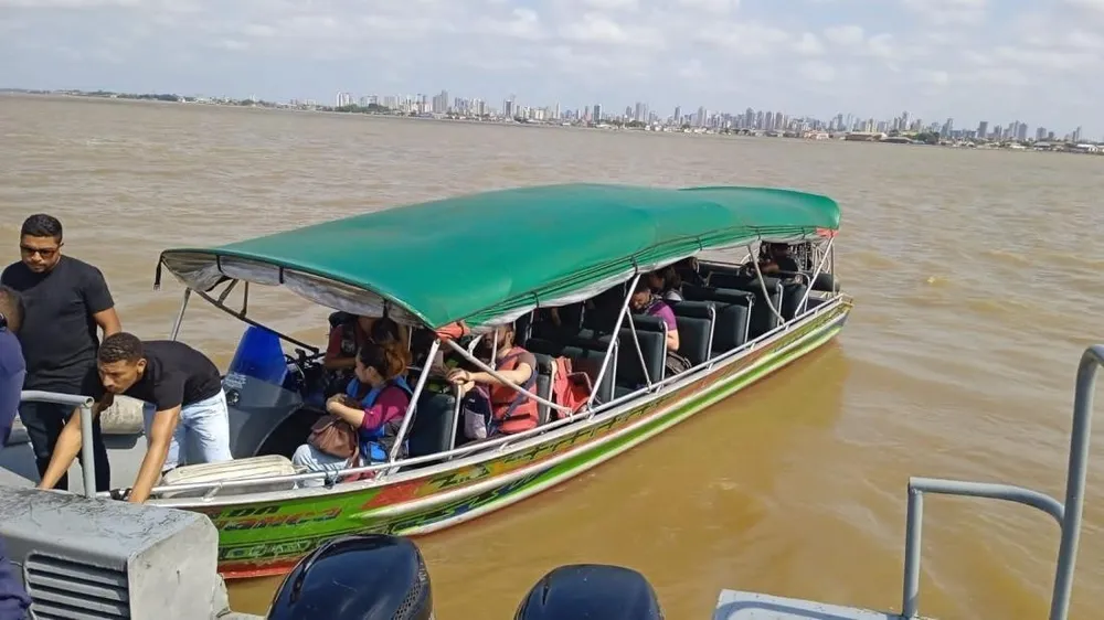 Lancha com 10 pessoas fica à deriva após pane em motor no Pará