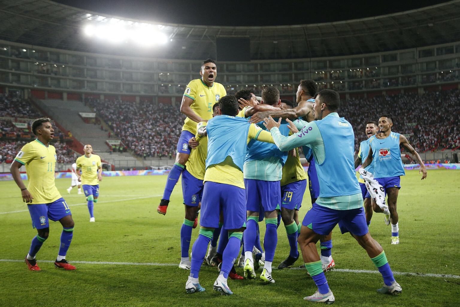 Brasil vence Peru com gol no fim e lidera eliminatórias