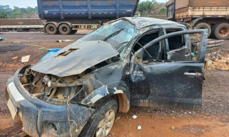 Caminhonete capota ao ser atingida por carreta no Pará