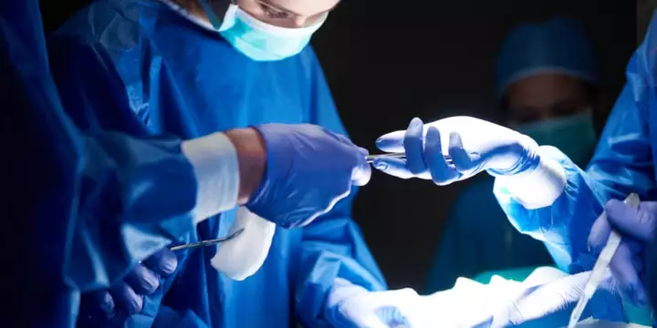 Homem recebe coração de porco durante transplante