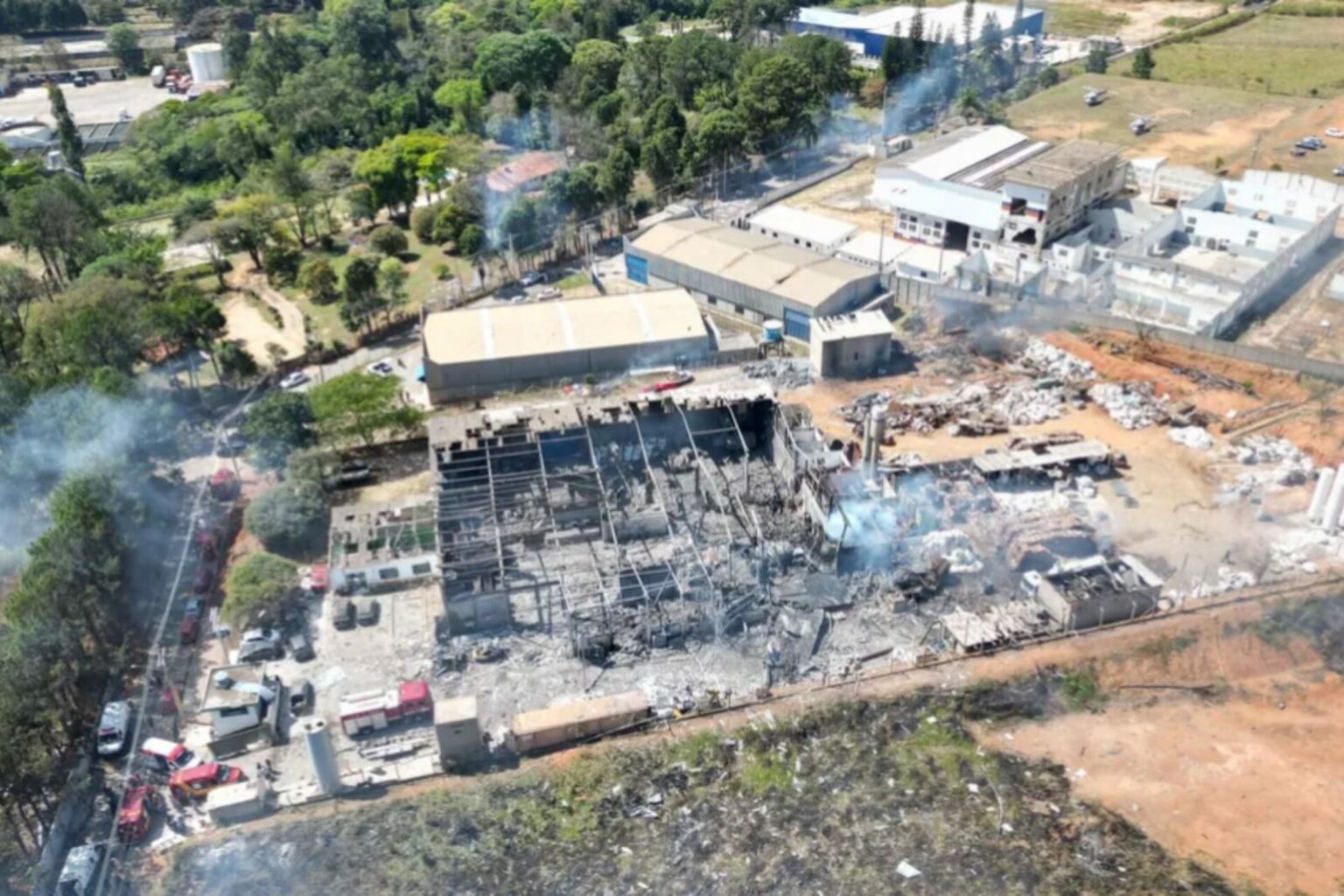 Explosão em empresa metalúrgica deixa cinco mortos e vários feridos