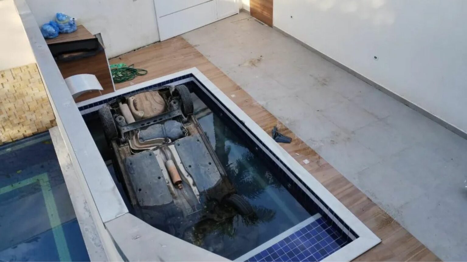 Mulher morre afogada após carro cair dentro de piscina em SP
