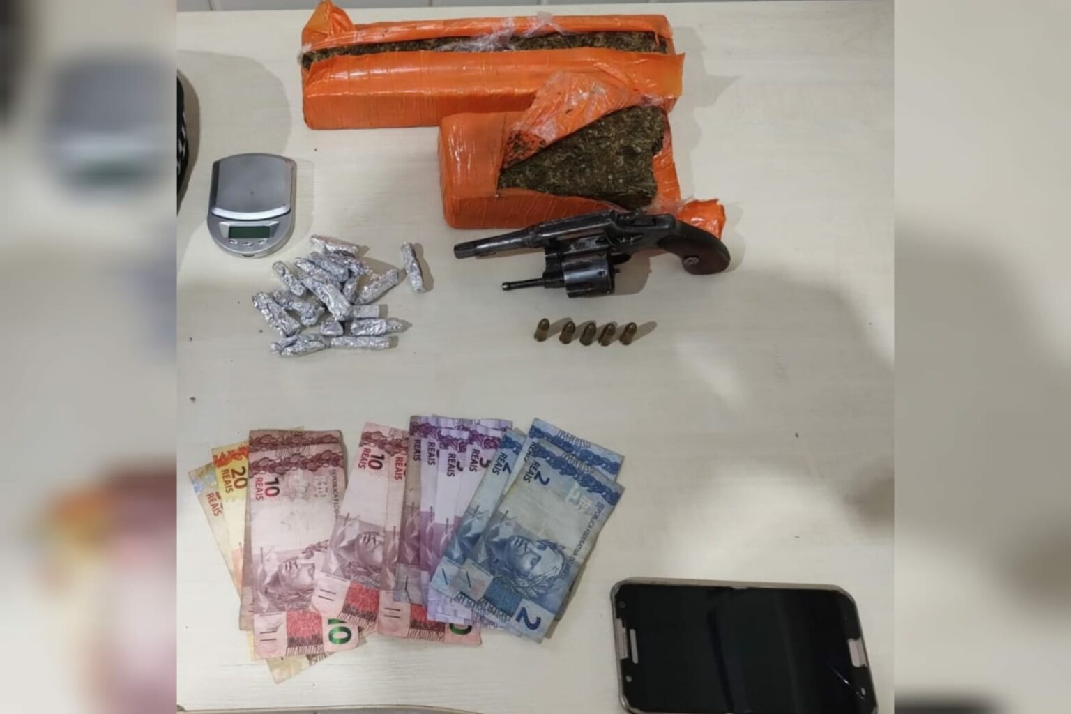 PM captura foragido e prende mulher com drogas e arma de fogo no Pará