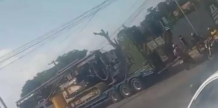 Caminhão derruba poste e bloqueia trânsito em avenida no Pará