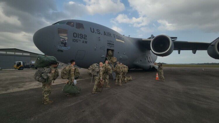 Militares americanos que vieram para treinamento em Belém, embarcam para Macapá