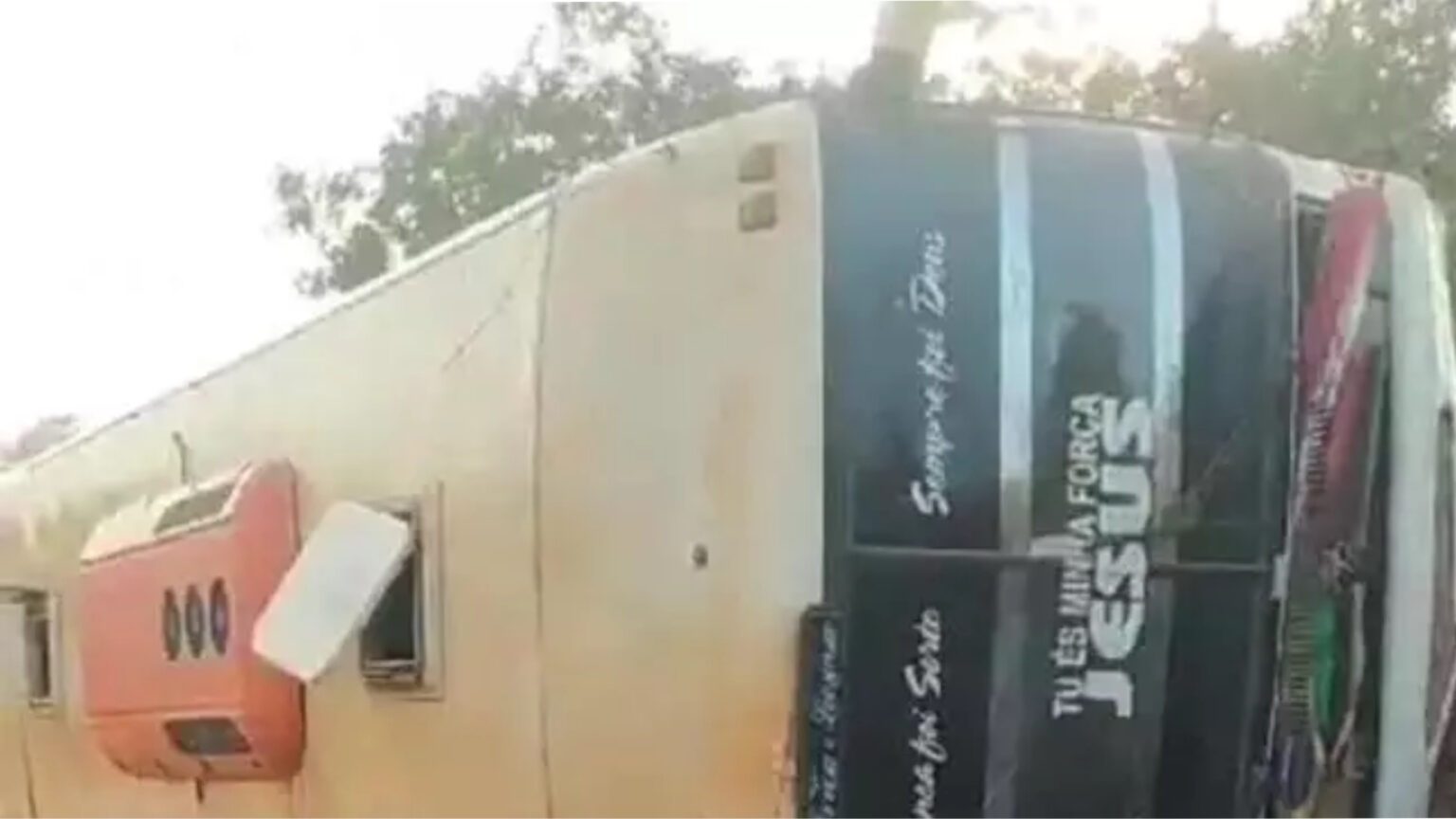 Ônibus com 20 passageiros tomba na Transamazônica