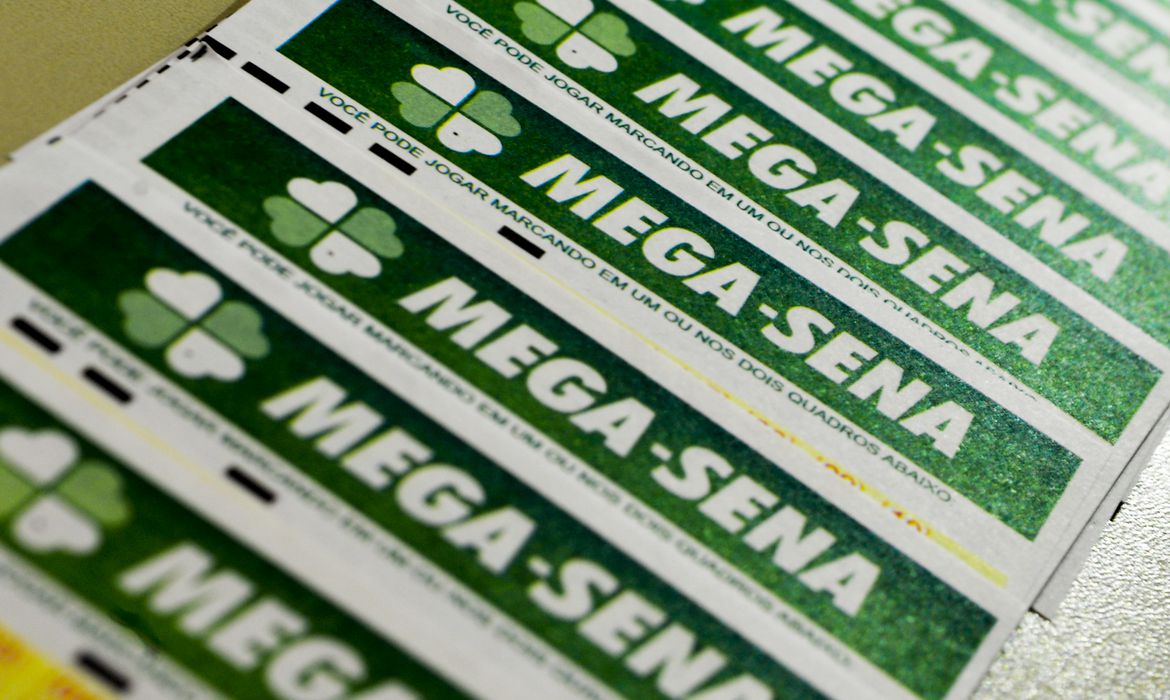 Mega-Sena acumula e prêmio principal vai para R$ 32 milhões