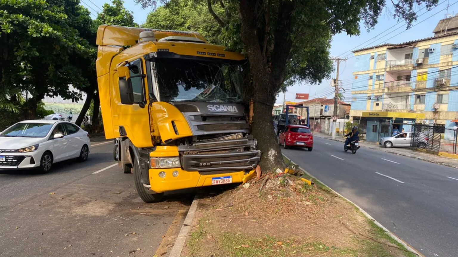 Motorista de caminhão bate em árvore na grande Belém