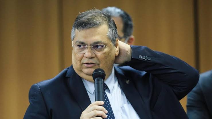 Ministro da Justiça recebe imagem de Nossa Senhora de Nazaré