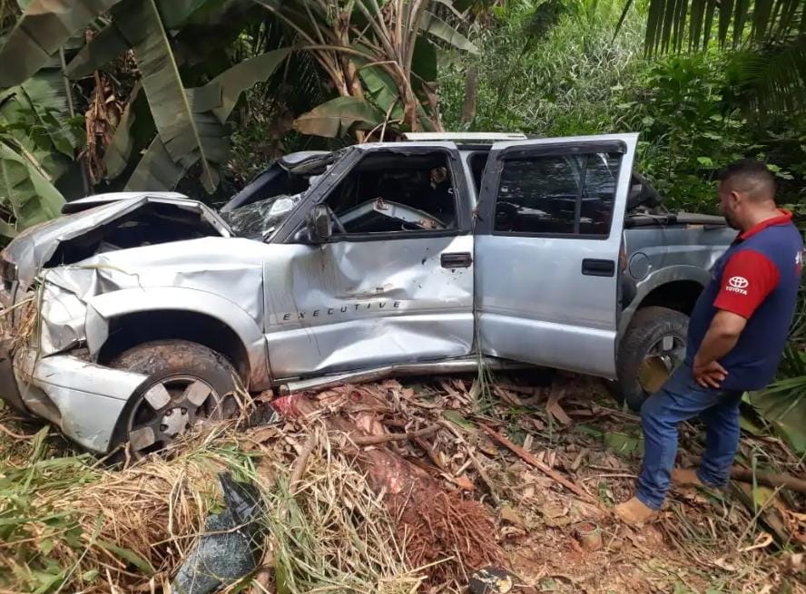 Motorista perde controle do carro e cai em abismo na BR-230 em Altamira