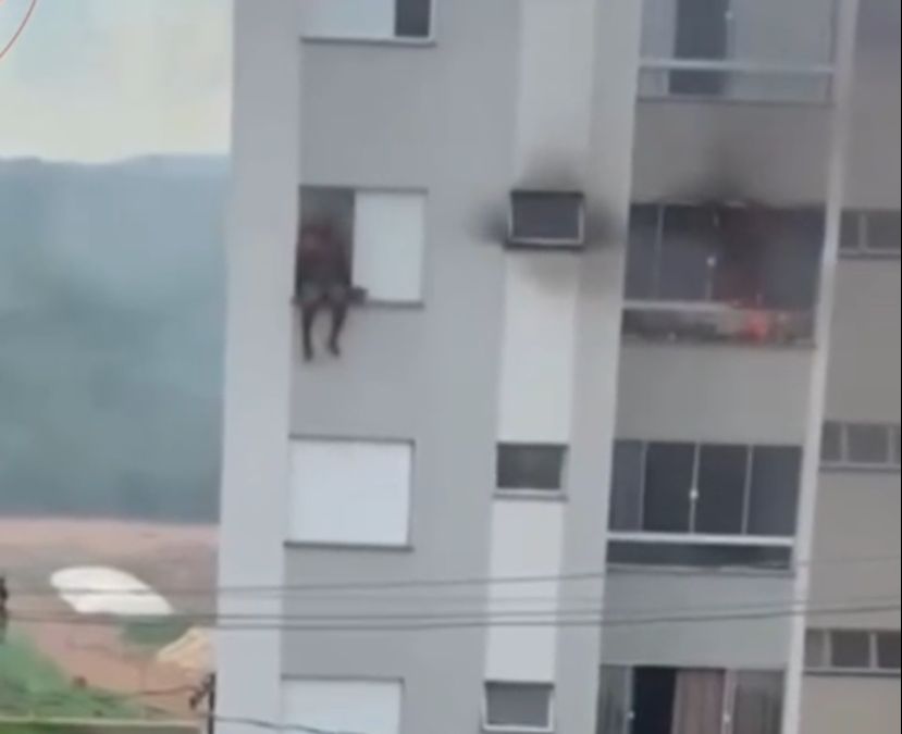 Vídeo: avós pulam da janela de prédio após neta atear fogo em sofá