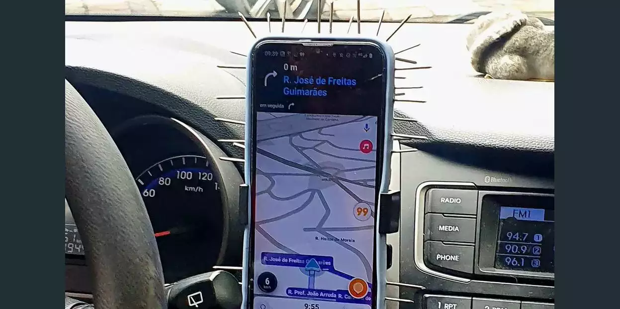Motorista de aplicativo usa capa de celular com pregos para se proteger dos bandidos