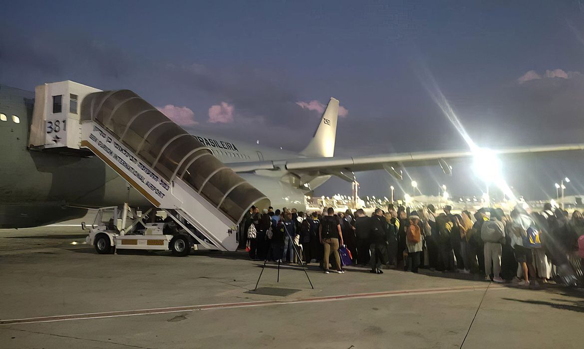 Primeiro avião de resgate parte de Israel com 211 brasileiros