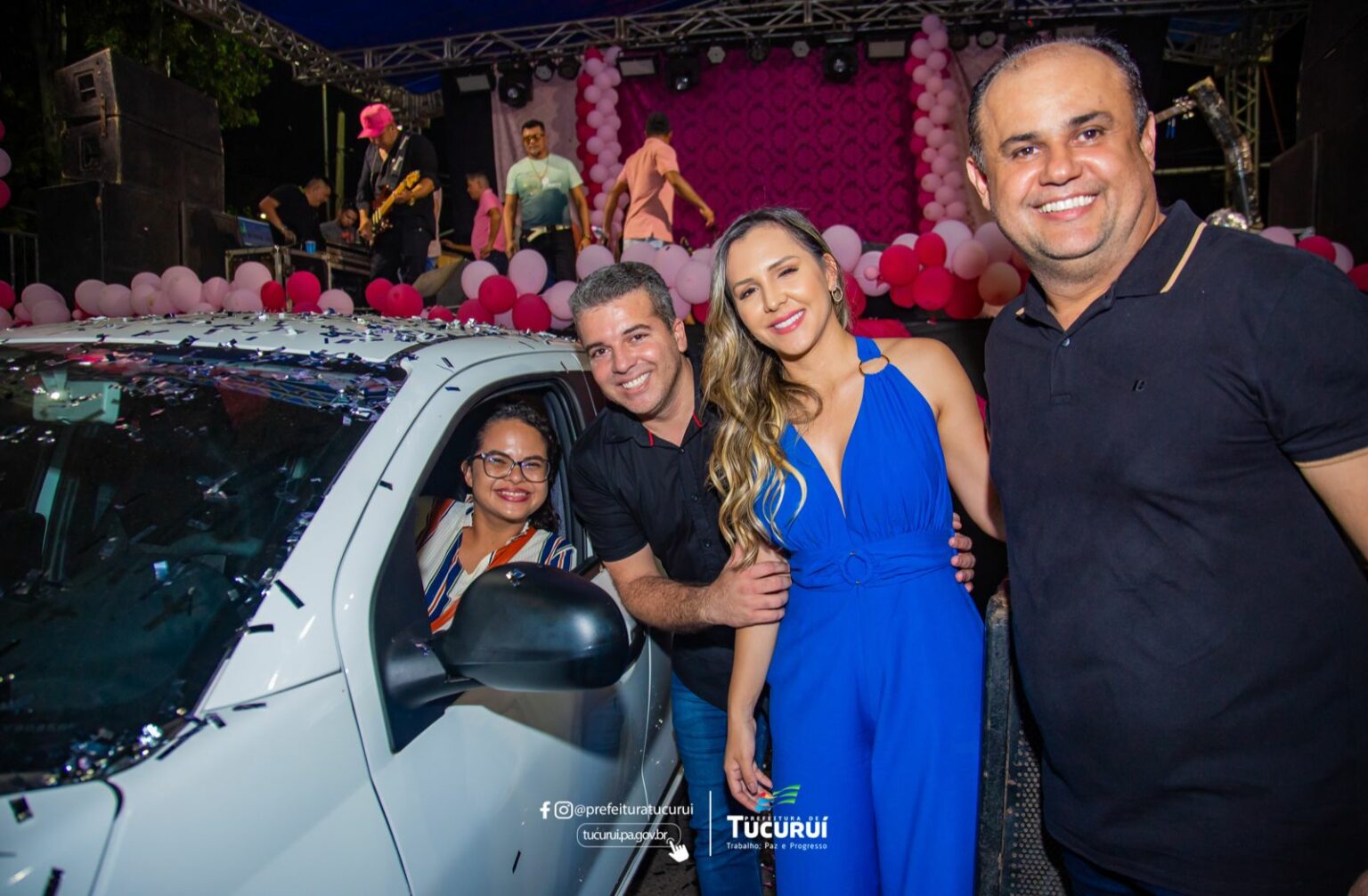 Professora ganha carro zero km em grande festa do Dia do Servidor em Tucuruí