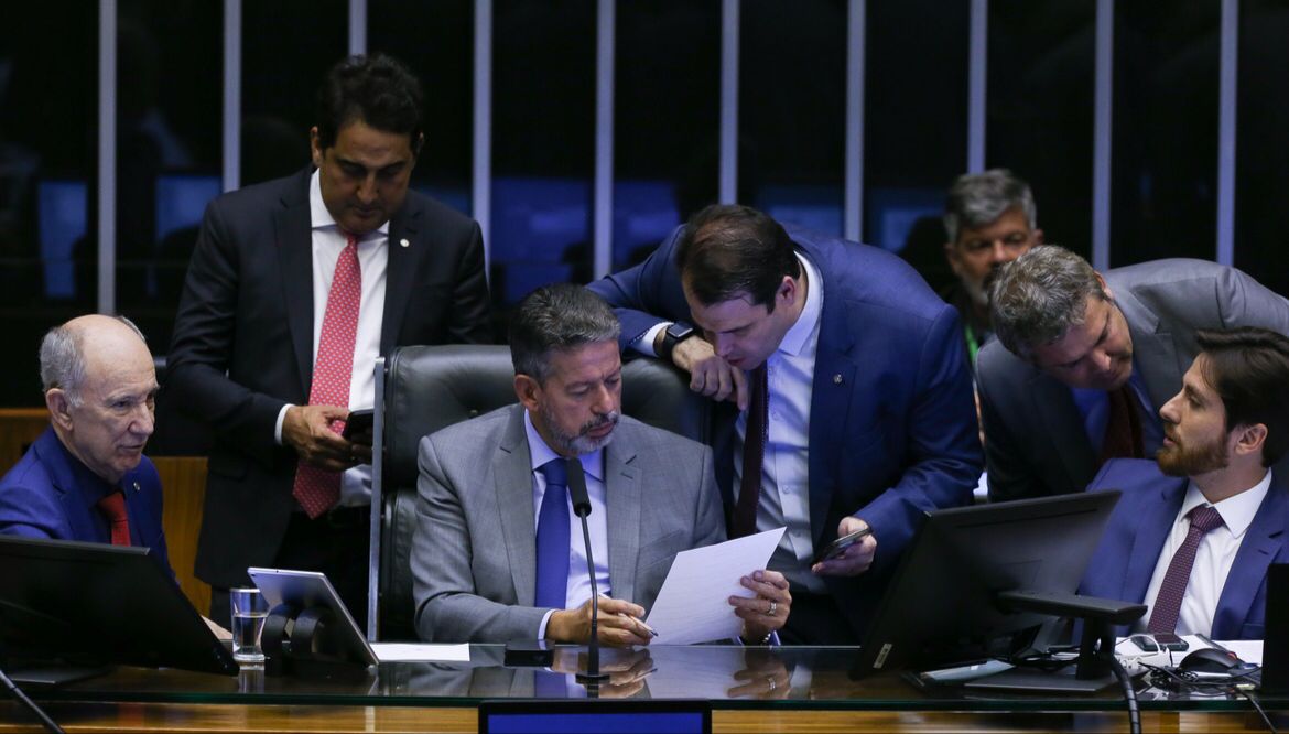Câmara aprova projeto de lei de taxação para super-ricos