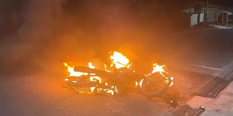 Homem é preso após incendiar moto de companheiro e agredir mulher no Pará