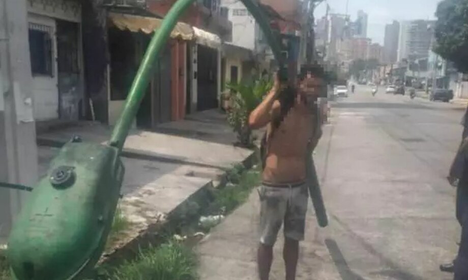 Homem furta poste de iluminação pública para vender no Pará