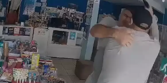 Vídeo: tentativa de assalto em loja termina com briga entre vítima e suspeito