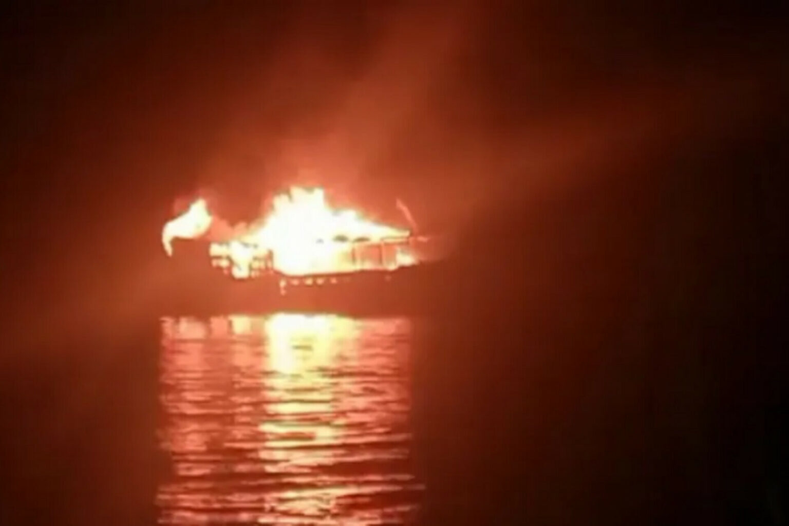 Embarcação é destruída pelo fogo no Marajó