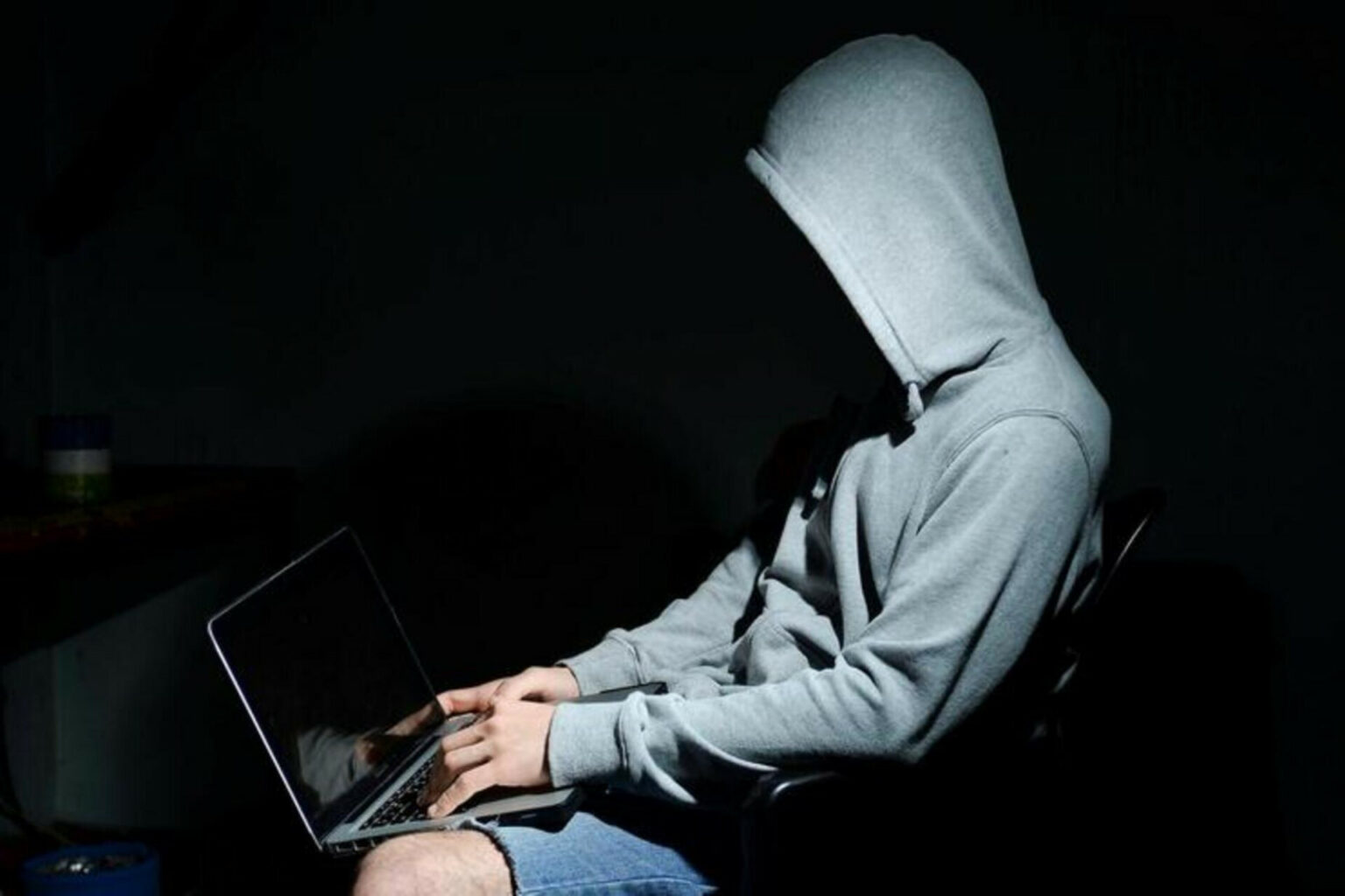 Homem é preso por usar perfil falso para atrair e estuprar adolescente