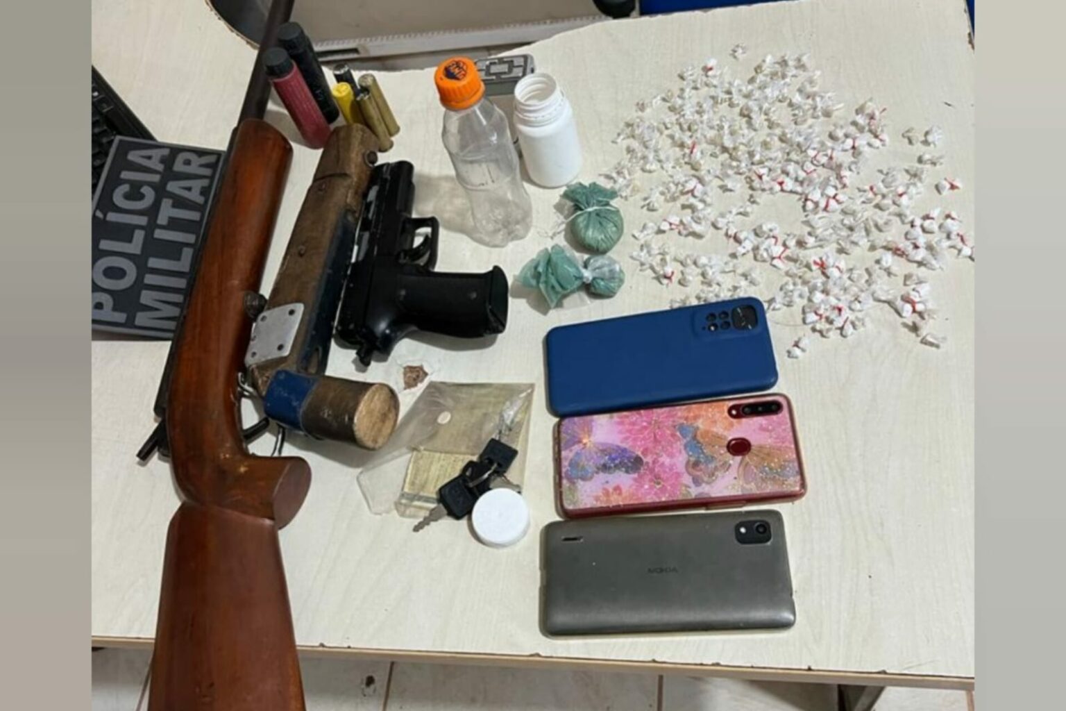 PM prende suspeitos com armas de fogo e drogas em Tailândia