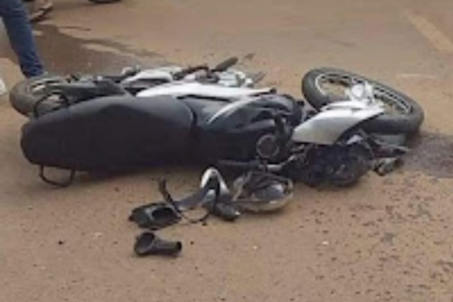 Colisão entre caminhão baú e moto deixa jovem ferido em Xinguara