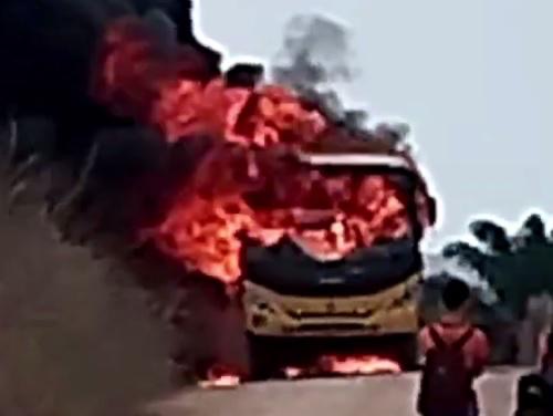 Vídeo: ônibus escolar pega fogo durante transporte de alunos no Pará