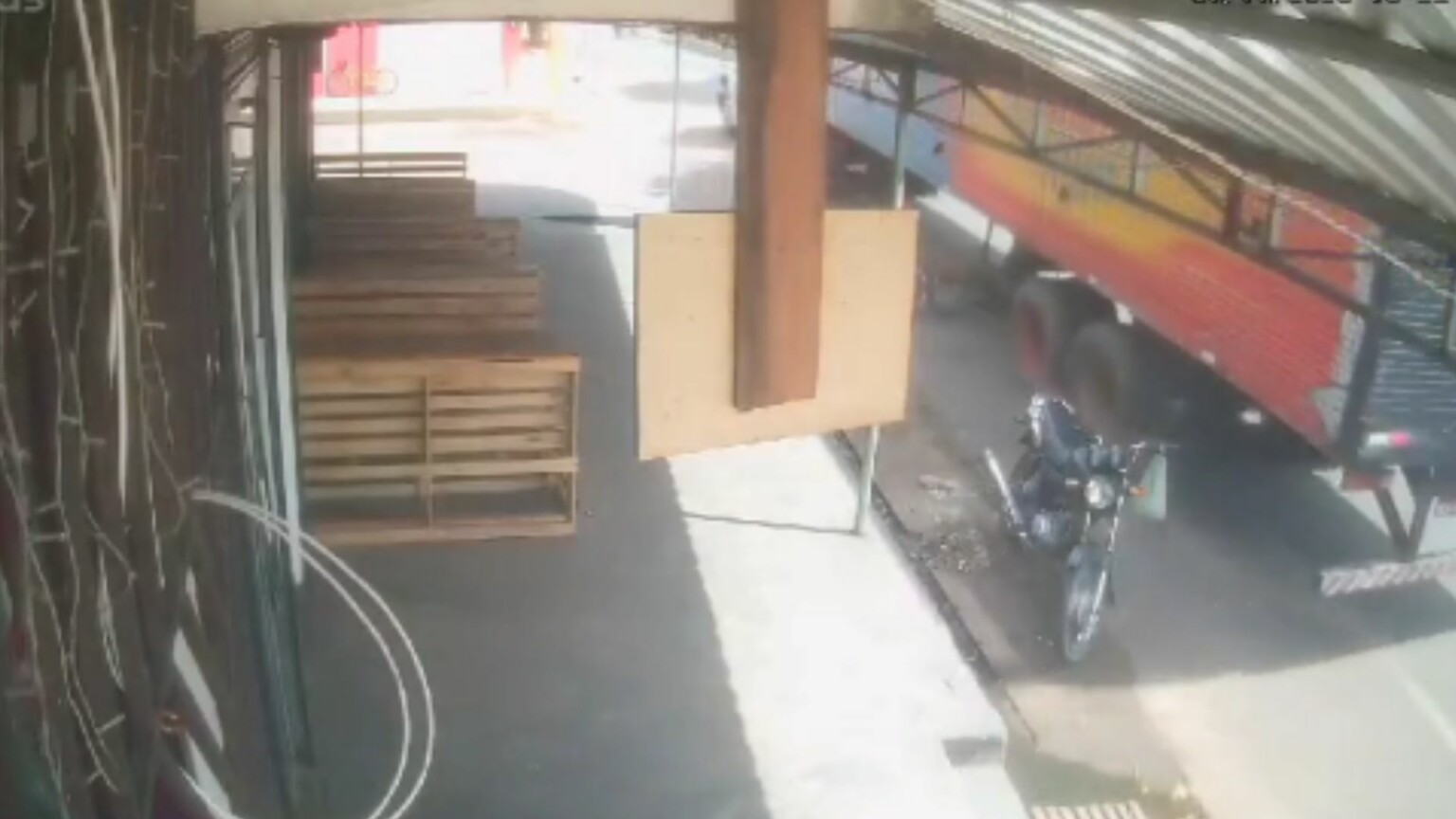 Vídeo: mulher cai embaixo de carreta em movimento e escapa da morte no Pará