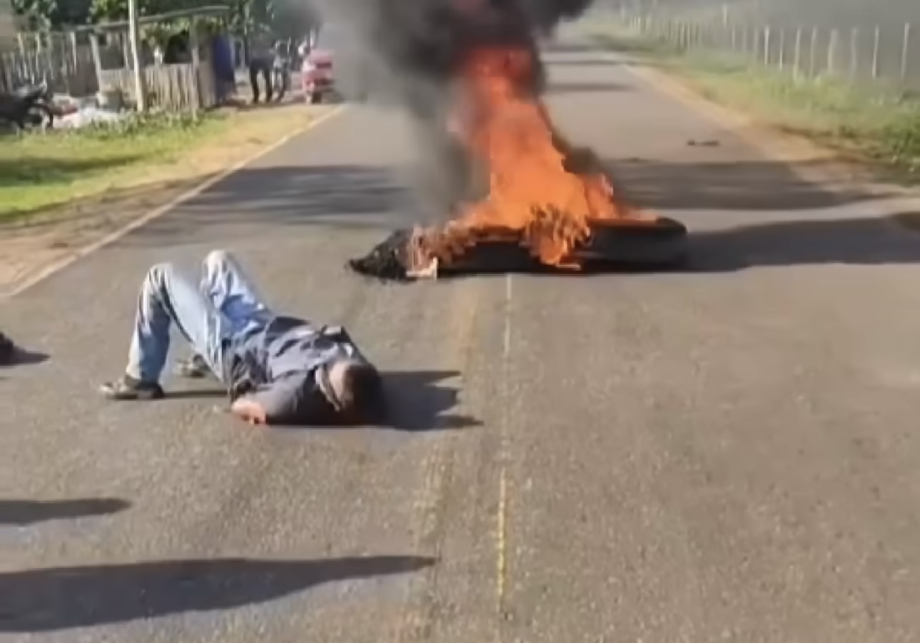 Vídeo: PM é amarrado por manifestantes ao tentar atravessar protesto no Maranhão