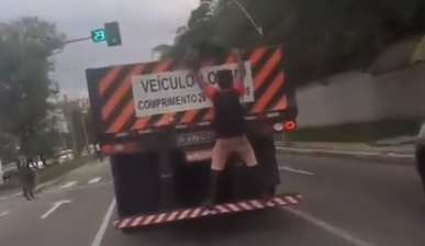 Vídeo: homem arrisca a vida e se pendura na traseira de carreta no Pará