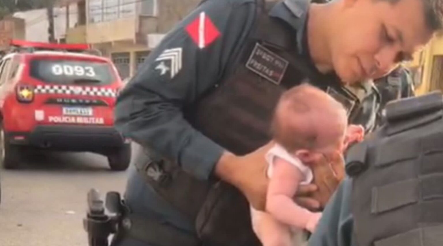 Bebê de colo engasga e é salvo por PMs no Pará