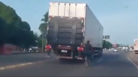 Vídeo: ciclista é flagrado ‘morcegando’ na BR-316 no Pará
