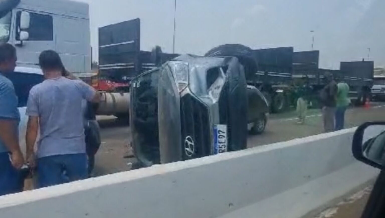 Carro capota na BR-230 após colisão em Marabá
