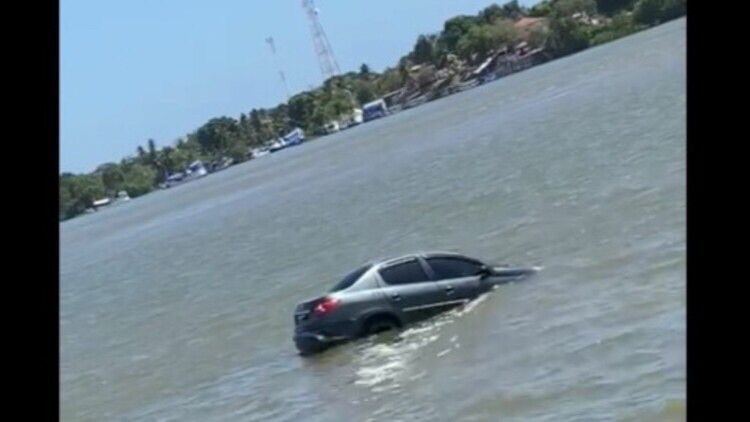 Vídeo: carro cai dentro de rio enquanto esperava balsa no Marajó