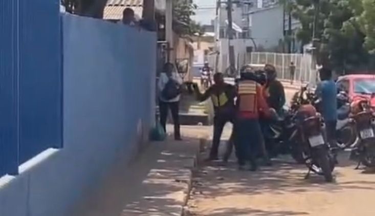 Vídeo: mototaxista e motociclista de app brigam na rua em Marabá