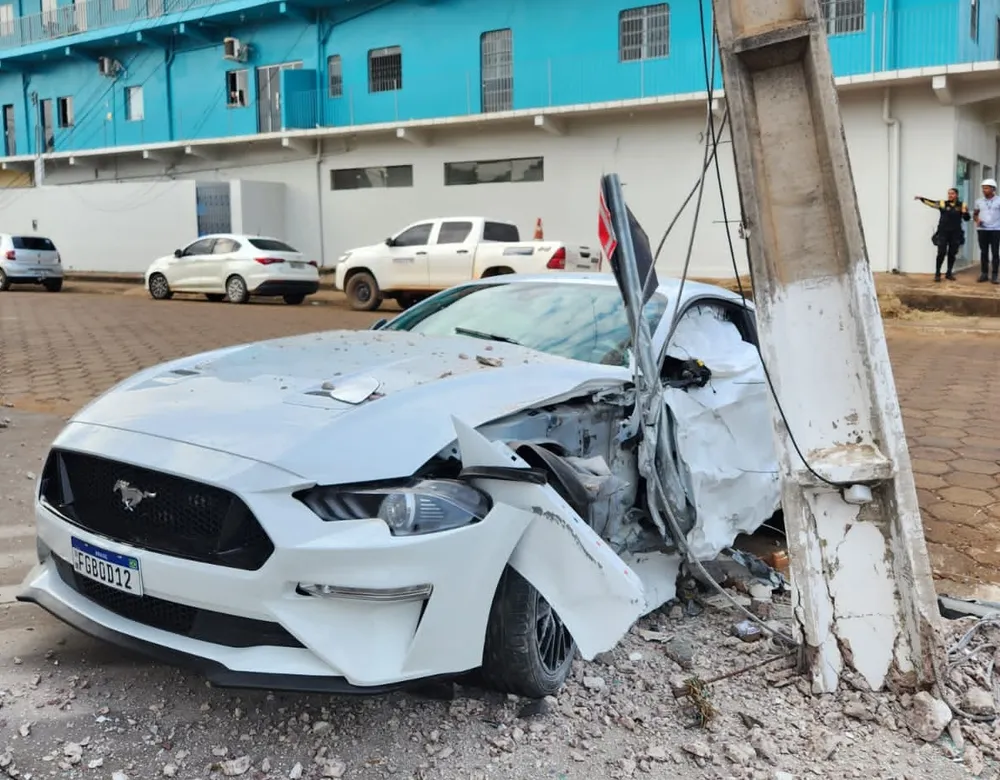 Carro de luxo atinge poste e deixa bairro sem energia no sudoeste do Pará